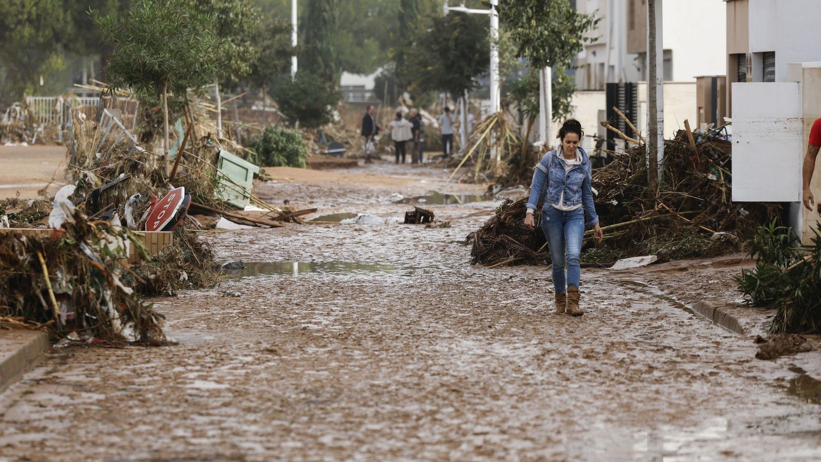 Así han quedado las calles de Valencia: desolación, barro y coches amontonados