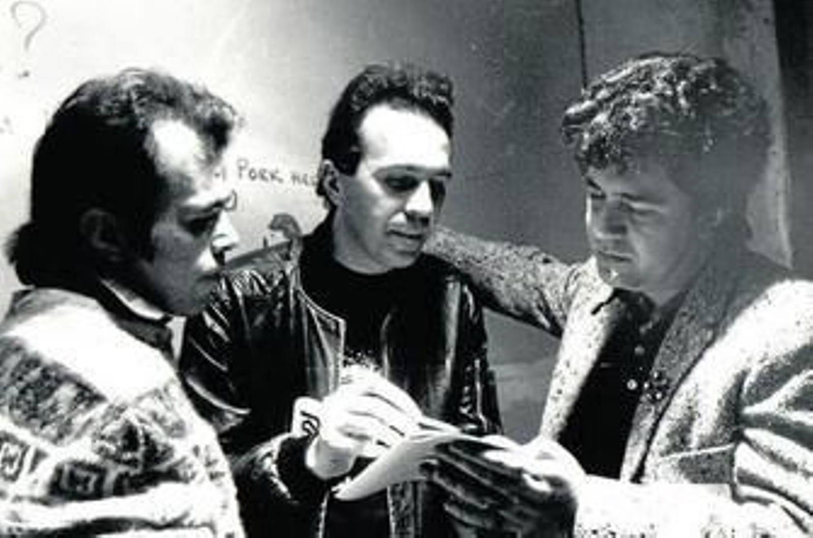 El locutor posa junto varios de los carteles presentes en la muestra.