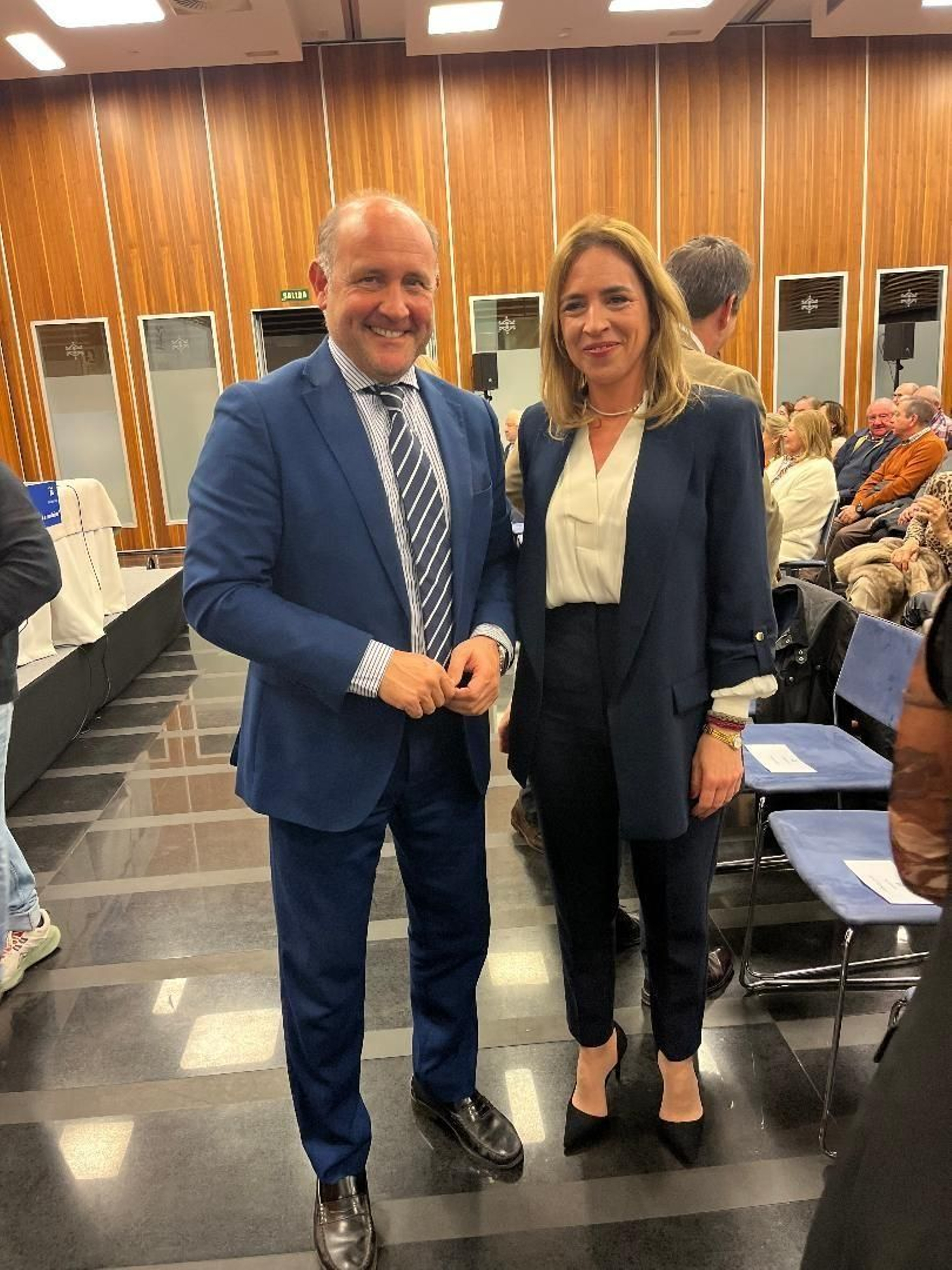 Imágenes de la entrega de un premio a Cayetana Álvarez de Toledo en Cádiz