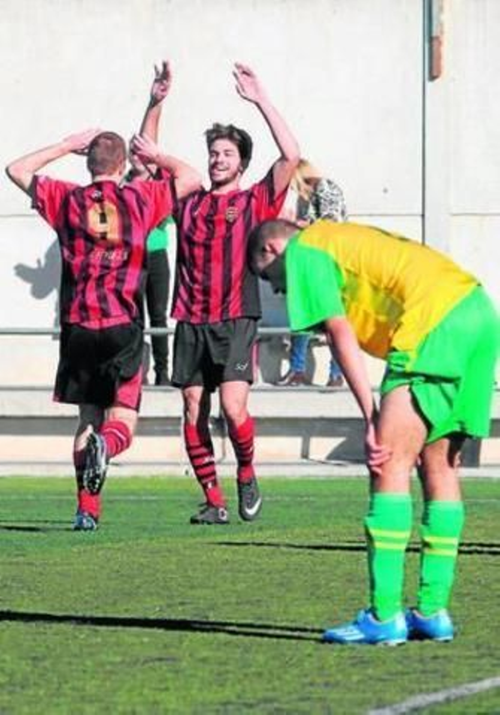 Los jugadores del Séneca celebran un gol ante un defensor ceutí.