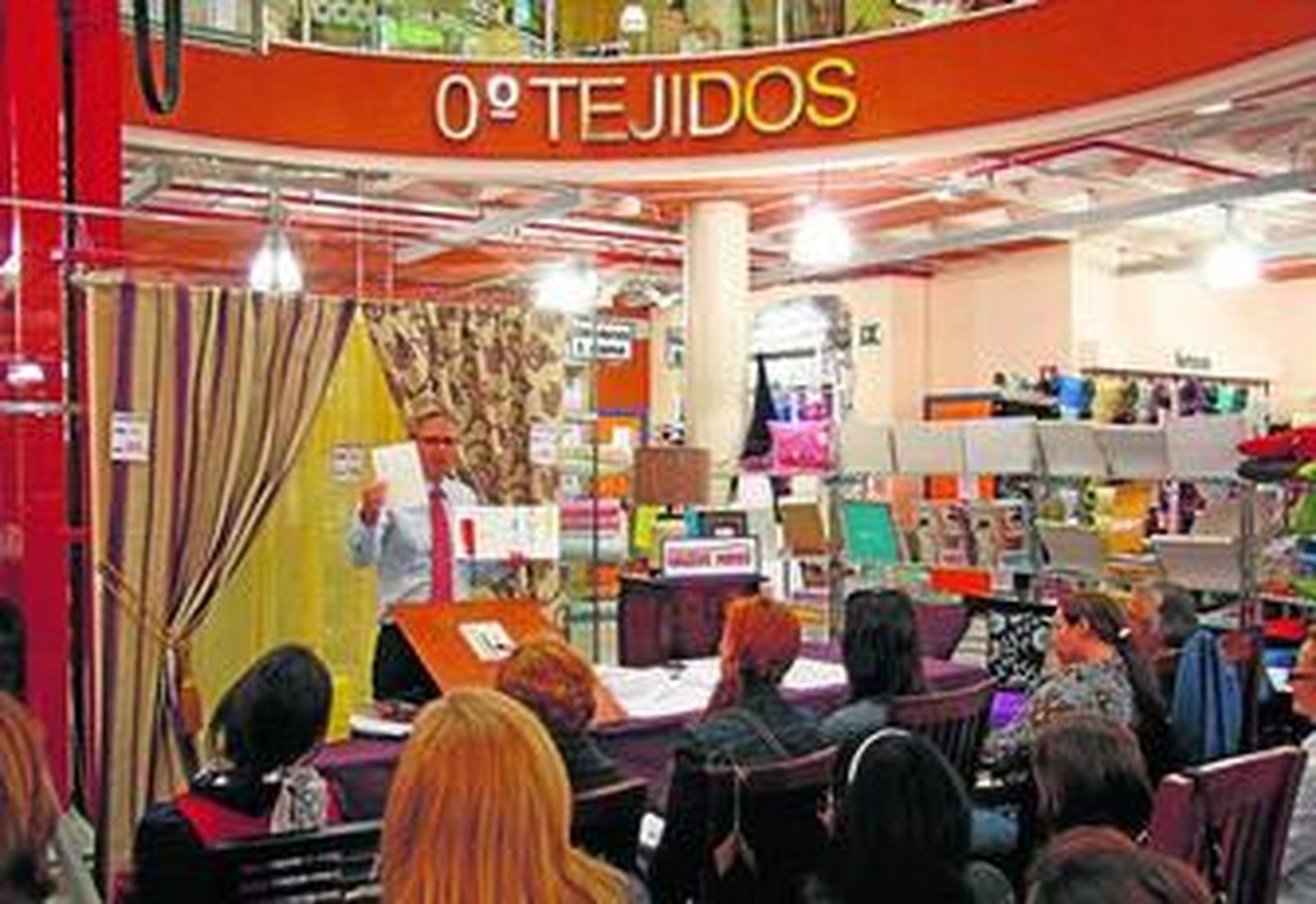 El profesor explica el método de patronaje junto al grupo de asistentes al curso.