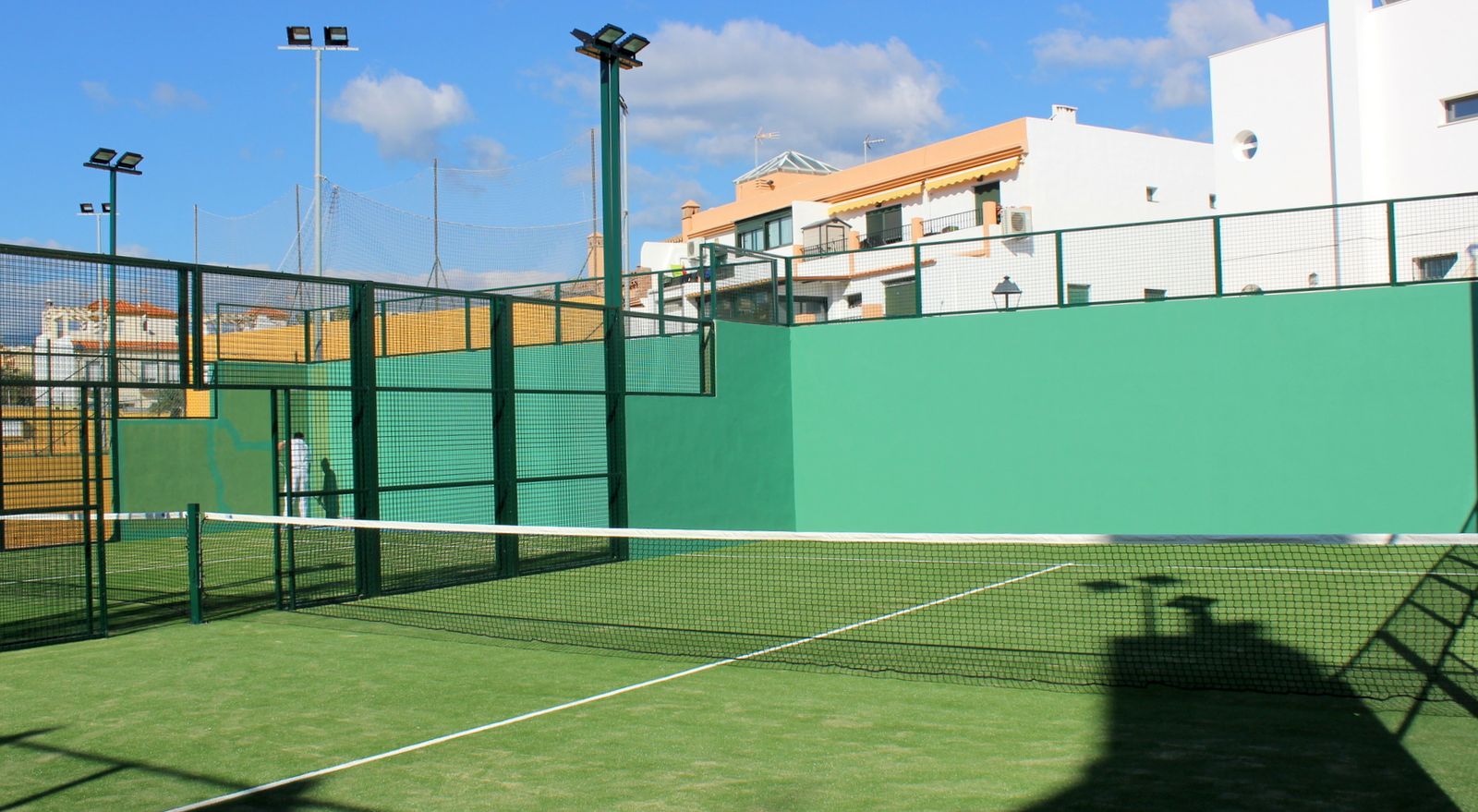 El Ayuntamiento de Estepona reforma las pistas de pádel y tenis de Cancelada.