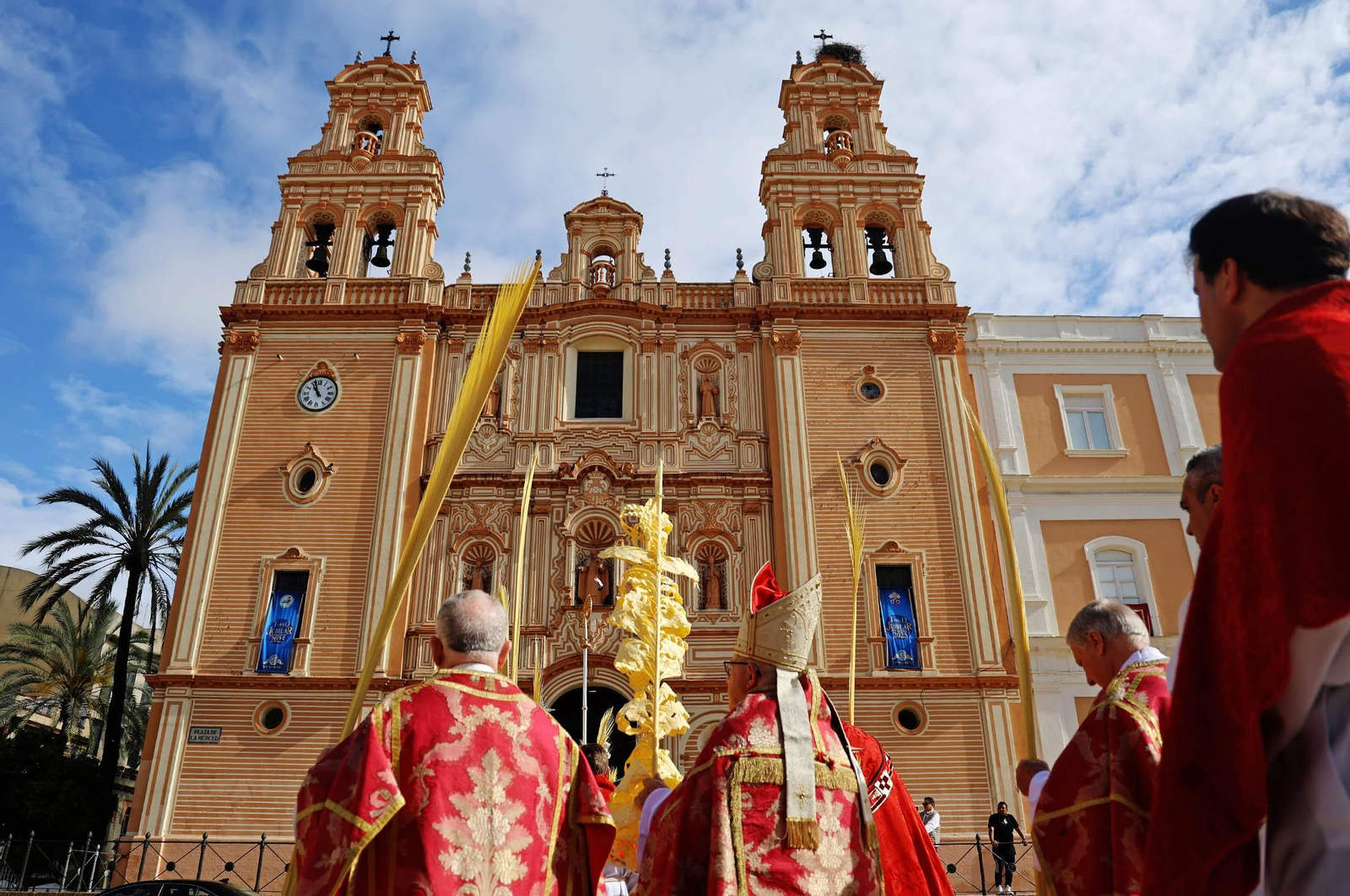 Domingo de Ramos 2025: Imágenes de la Misa presidida por el obispo de Huelva, Santiago Gómez, en la Catedral de Huelva