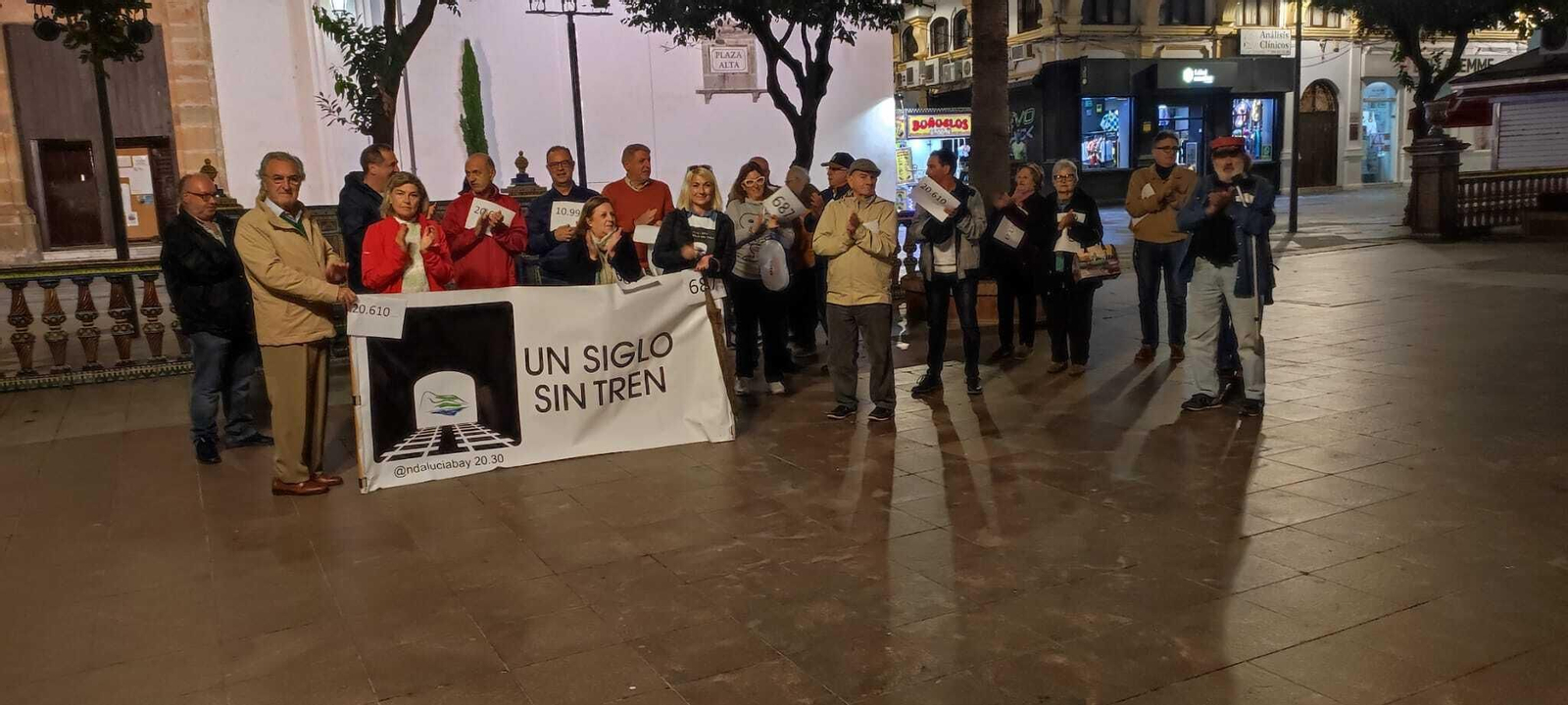 Una de las concentraciones semanales de protesta por las carencias ferroviarias.