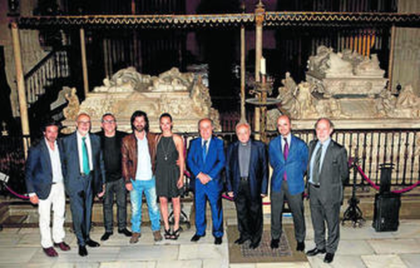 Las autoridades granadinas junto al director de 'Isabel' y sus protagonistas ante los sepulcros de los Reyes Católicos.