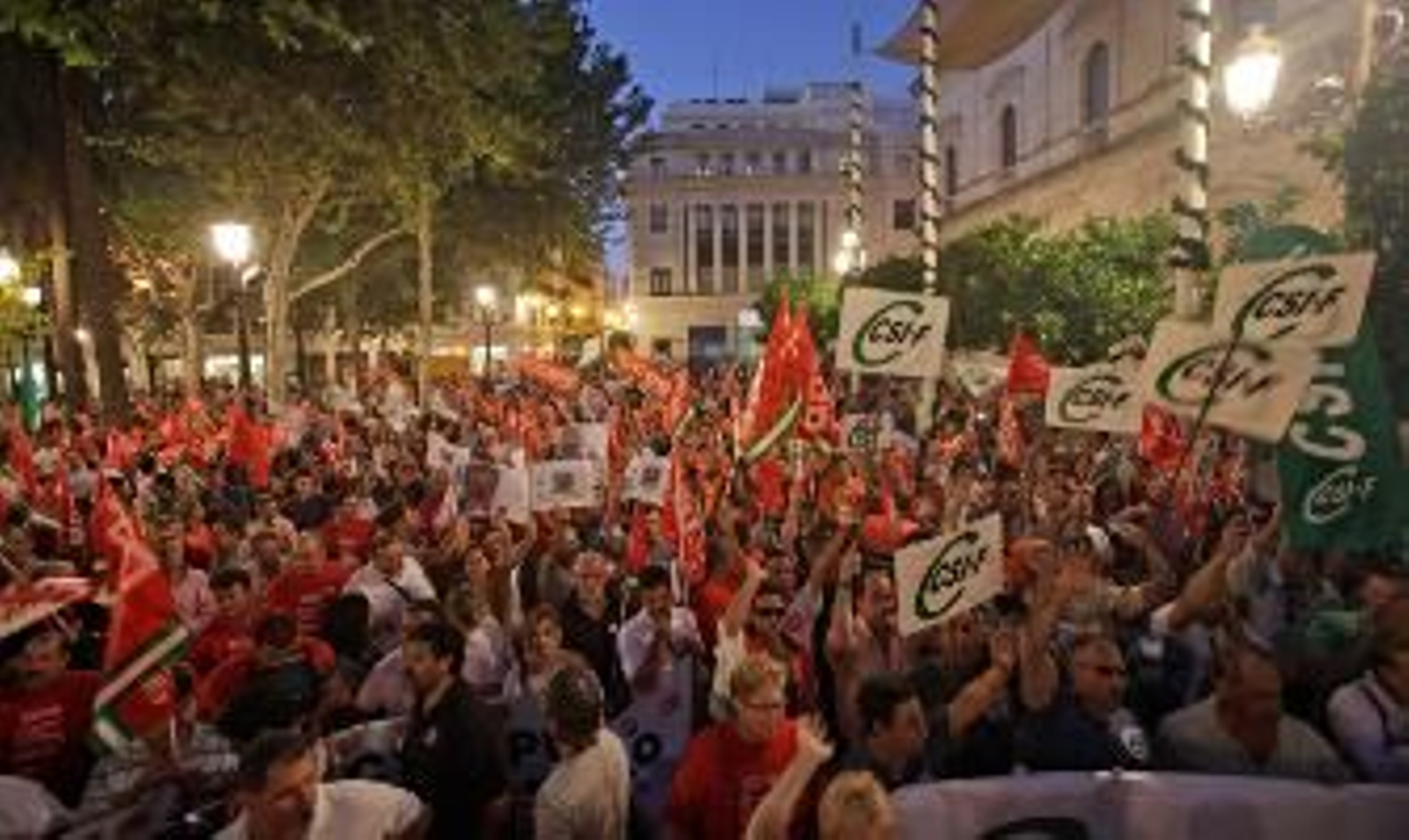 Más de mil trabajadores claman contra "los recortes de Zoido"