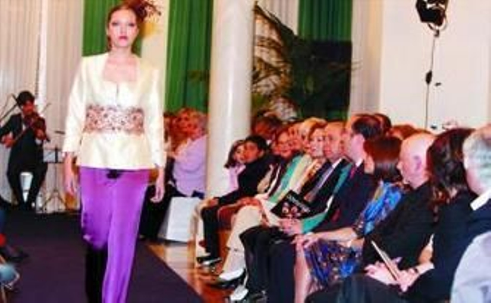 1 y 2. El broche de la jornada de moda de la asociación Alixares lo puso la pasarela en la que la diseñadora granadina Susana Poyatos mostró sus últimas creaciones para Slabon. 3. El alcalde de Granada, José Torres Hurtado, y el concejal de Cultura, Juan García Montero, acudieron al desfile de Slabon. 4. La seda es la gran protagonista de la última colección diseñada por la granadina. 5. El palacio de Quinta Alegre ofreció a la asociación un marco incomparable para hablar de moda, creatividad y arte.