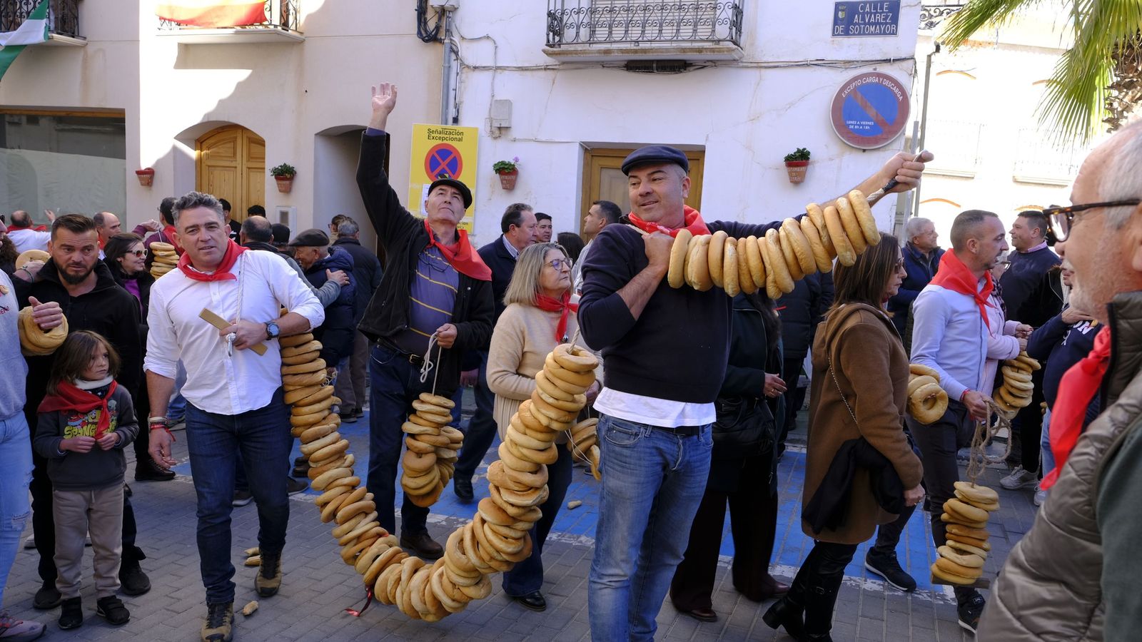 Los cazadores de roscos con su 'botín'.
