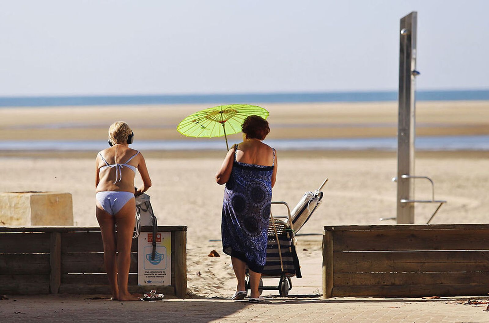 Dos señoras llegando a las playas de Huelva.