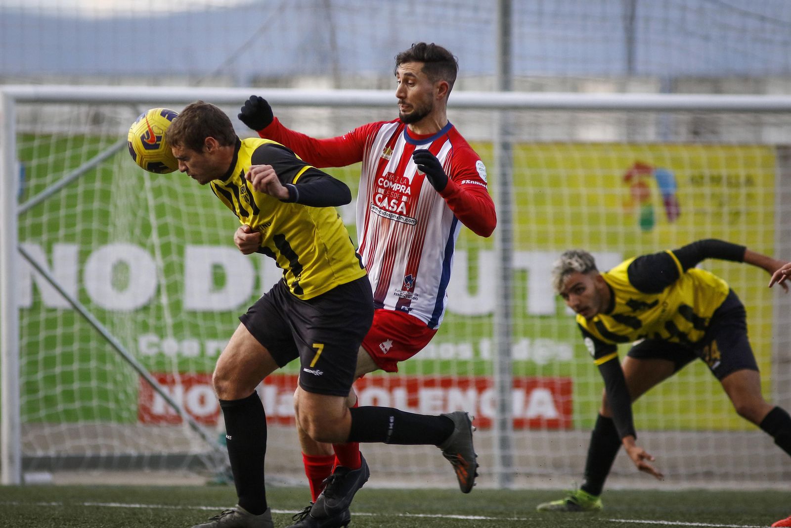 Agustín Gómez disputa un balón en el encuentro liguero del curso pasado en Armilla