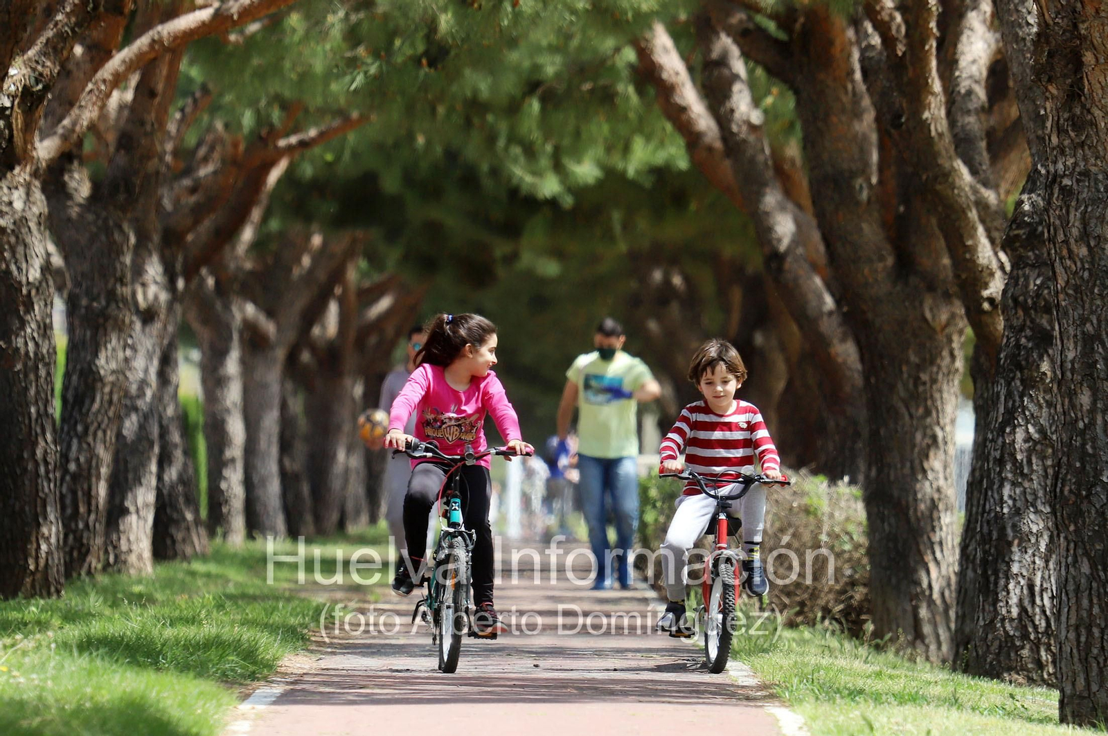 Imágenes del primer día de la salida de niños a la calle en el estado de alarma por coronavirus