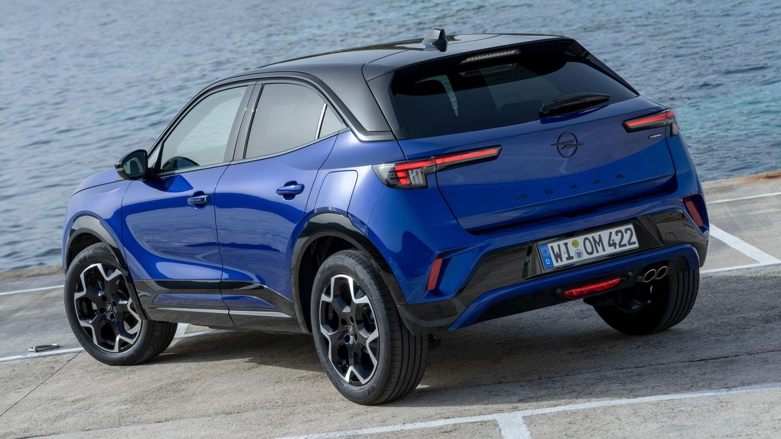 El nuevo Mokka, con un enfoque más refinado y juvenil, así como de clara orientación urbana; se desmarca del Frontera, de carácter más versáti y famiiliar, así como más asequible.