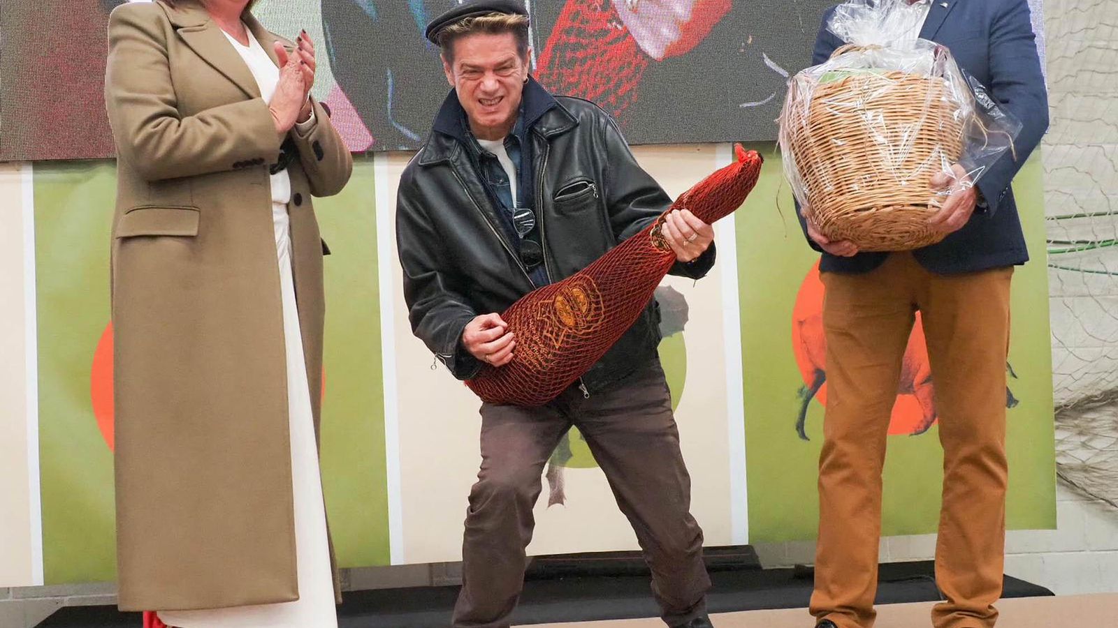 Auserón no dudó en coger un jamón ibérico como si fuese una guitarra eléctrica