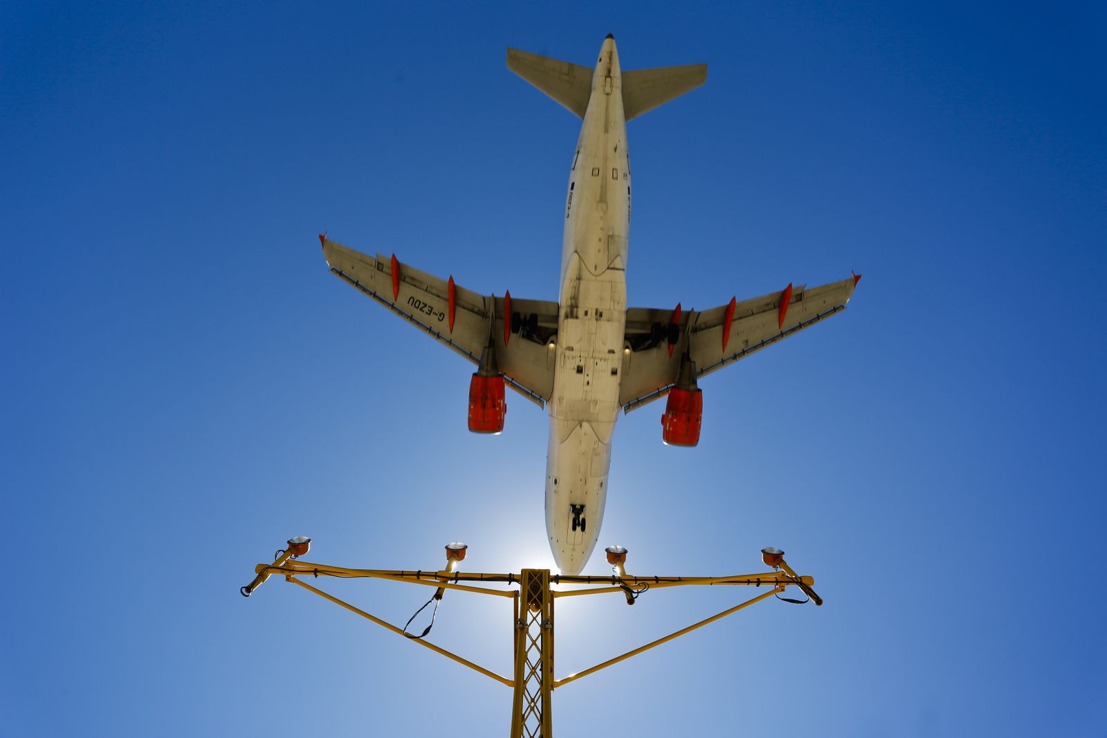 Un avión a punto de aterrizar en el aeropuerto de Málaga.