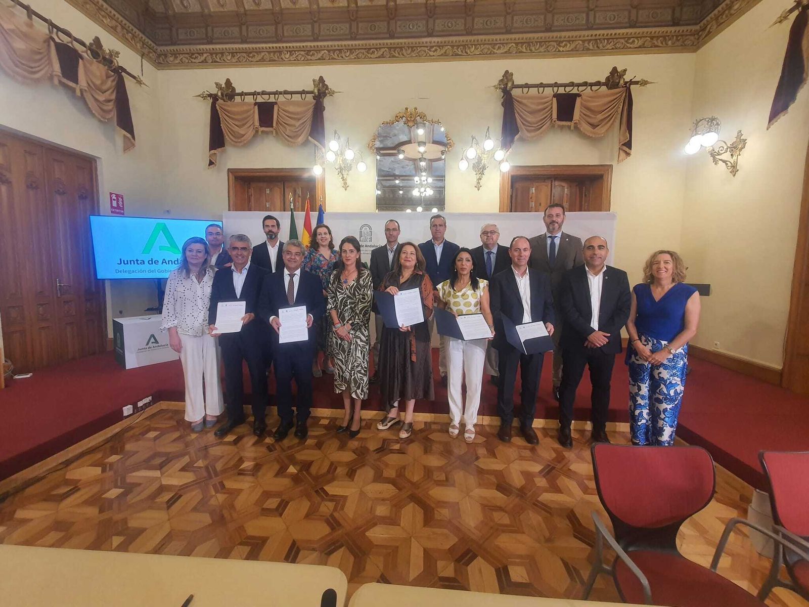 Autoridades participantes y firmantes de la constitución de esta iniciativa público-privada en la Delegación de Gobierno.