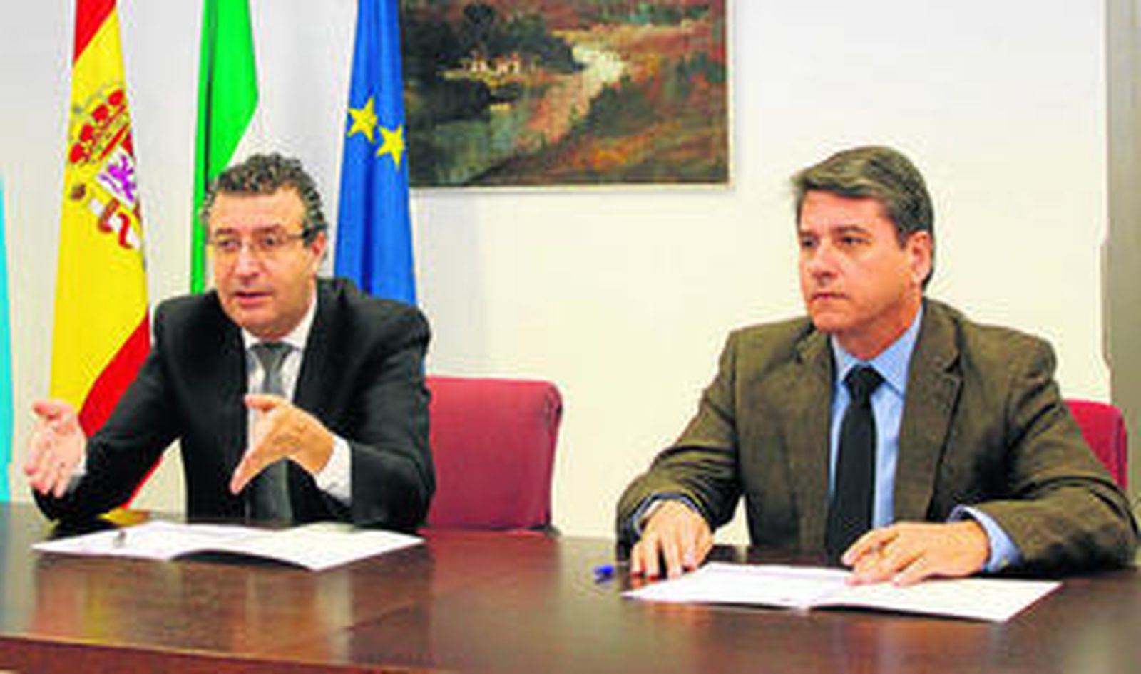 El alcalde junto al director de operaciones de Pioneer, durante la firma del convenio urbanístico.