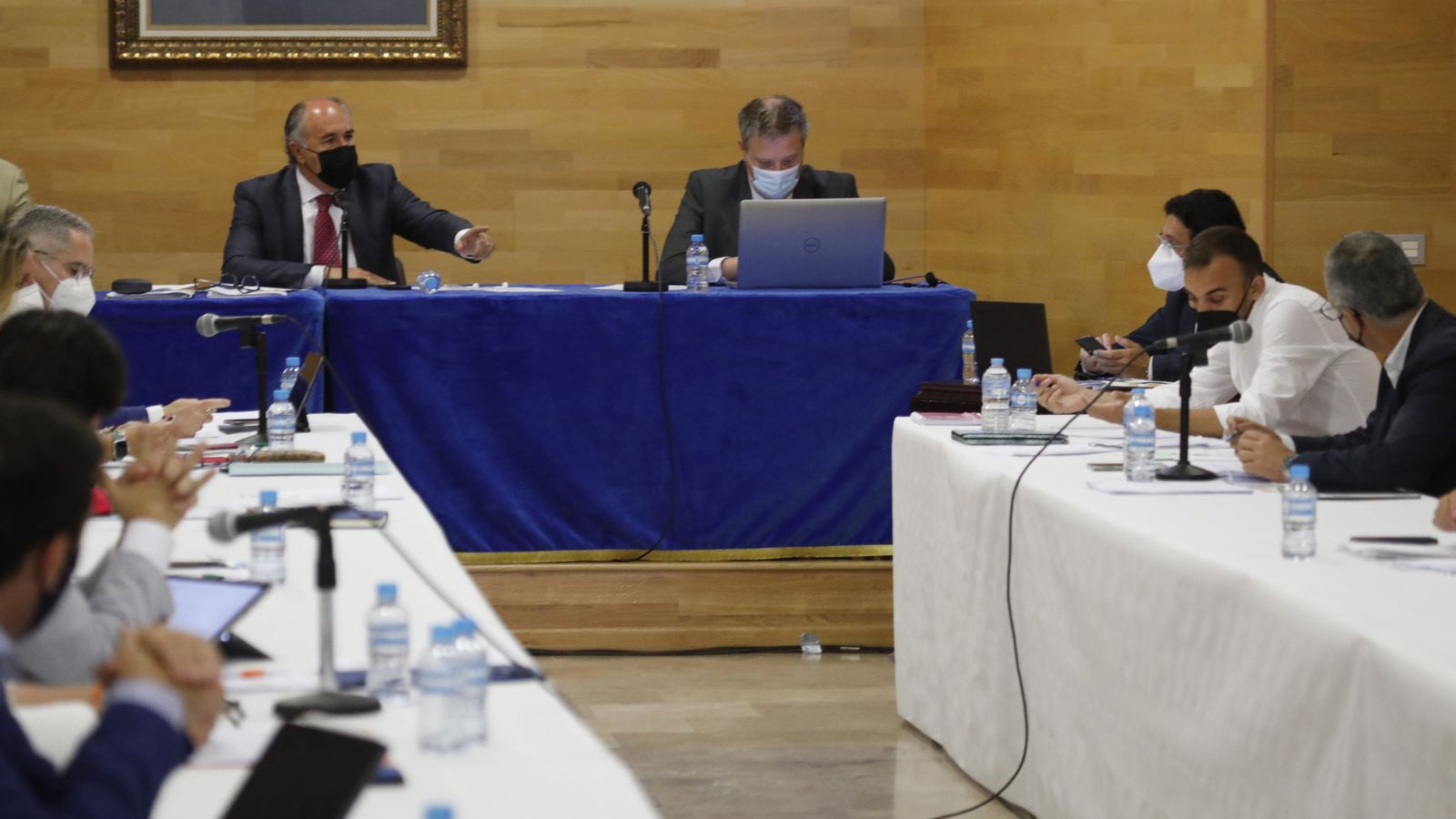 El alcalde de Algeciras, José Ignacio Landaluce, y el concejal socialista Daniel Moreno discuten en el pleno.