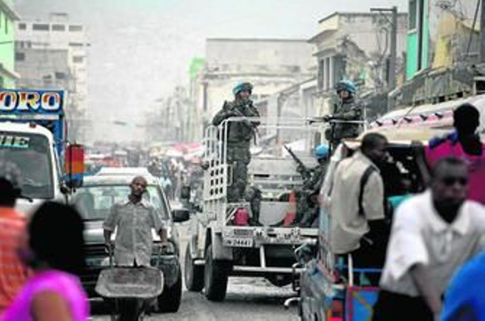 Varios hombres llevan a una mujer con síntomas de cólera en una carretilla al hospital.
