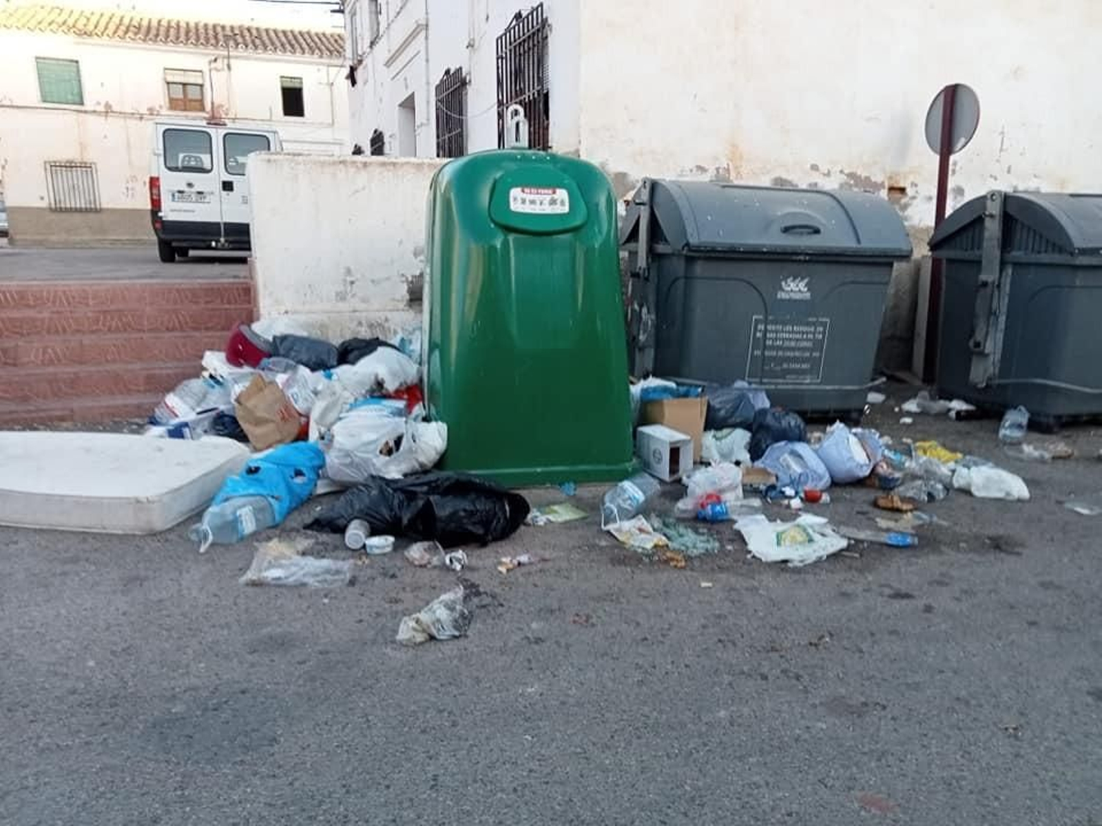 Aspecto que presentaban los contenedores antes de la intervención de los técnicos municipales. Aspecto que presentaban los contenedores antes de la intervención de los técnicos municipales.