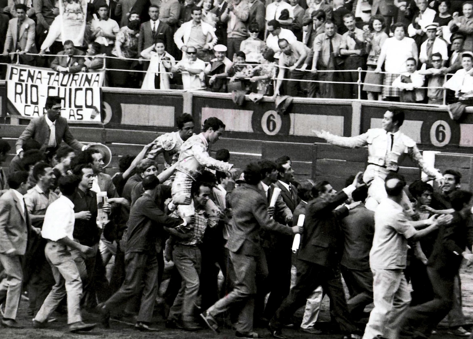José Fuentes, a hombros en la plaza de Las Ventas junto a Puerta, Camino y Curro Romero.