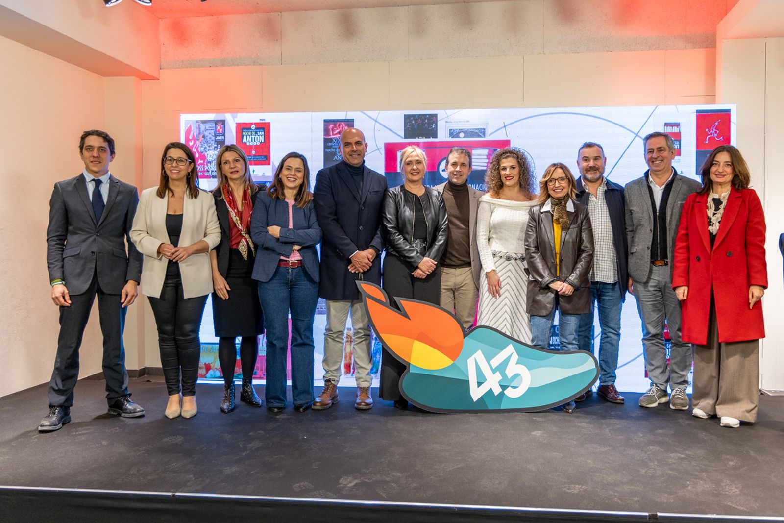 Foto de familia de las autoridades en la presentación.