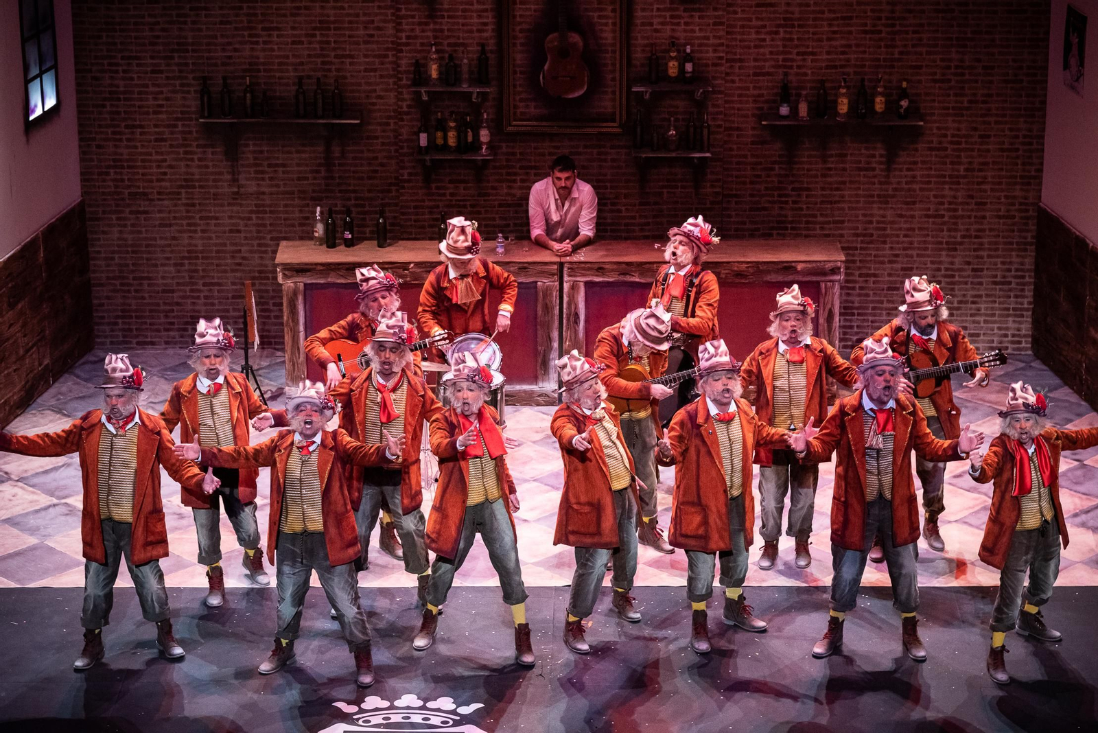 Imágenes de la comparsa Borracho (2ª semifinal del Carnaval Colombino de Huelva)