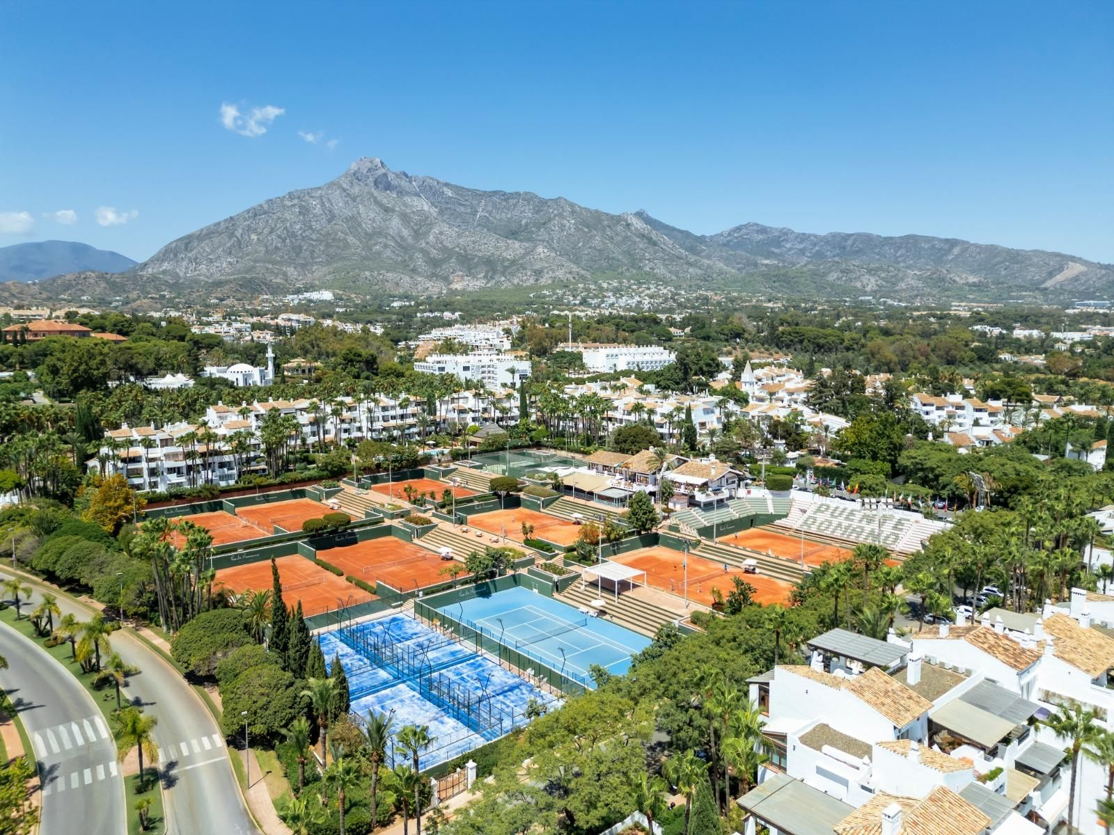 Vista aérea del hotel Puente Romano, en Marbella.