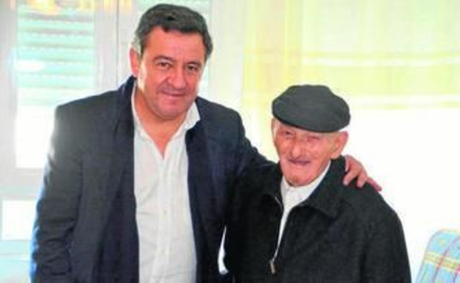 El alcalde, José Loaiza, con Antonio Franzón York, el isleño más longevo, que cumplirá en mayo 105 años.