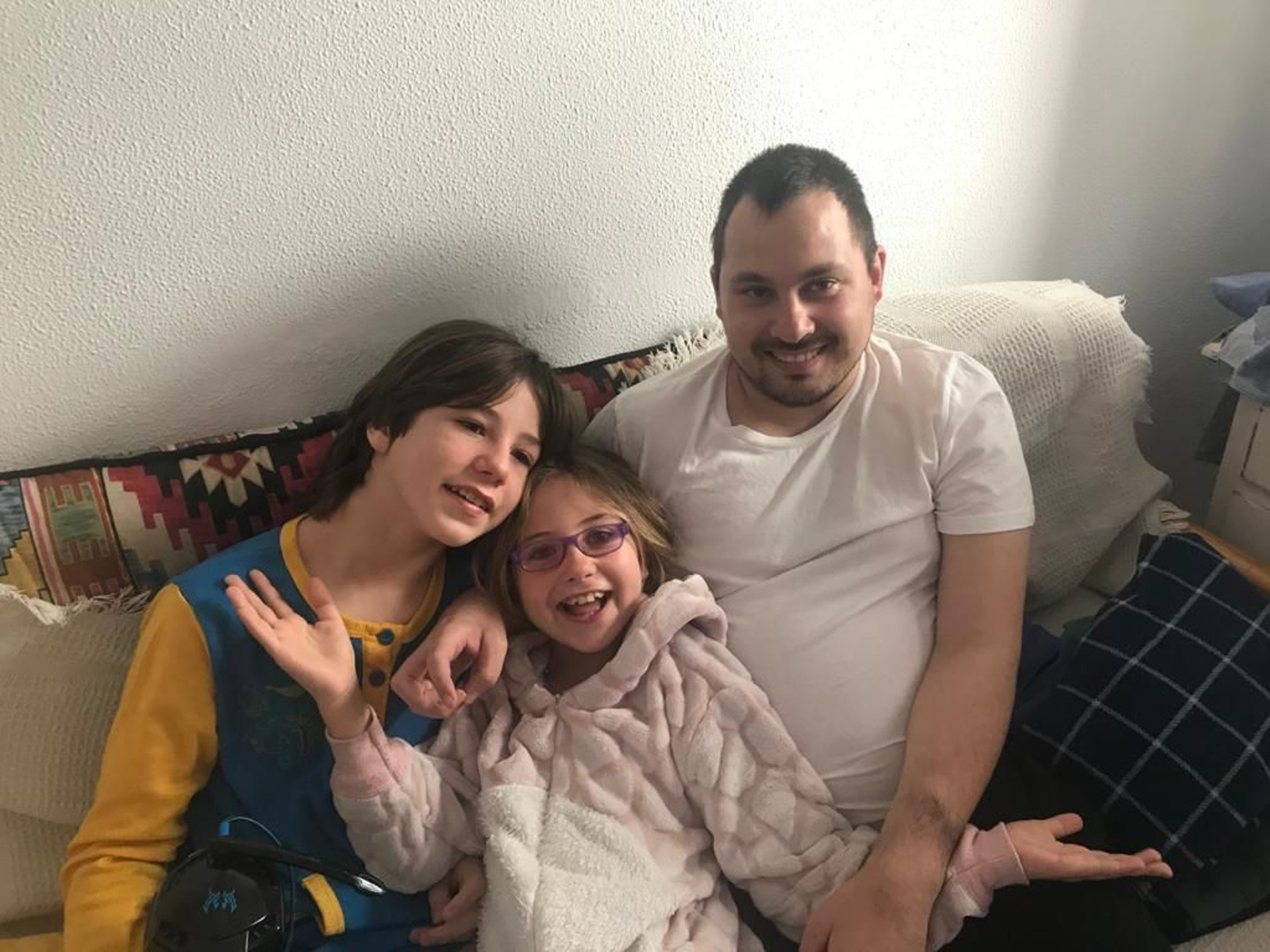 Jonatan Díaz, usuario del Centro de Día Alhucema, con sus dos hermanos pequeños.