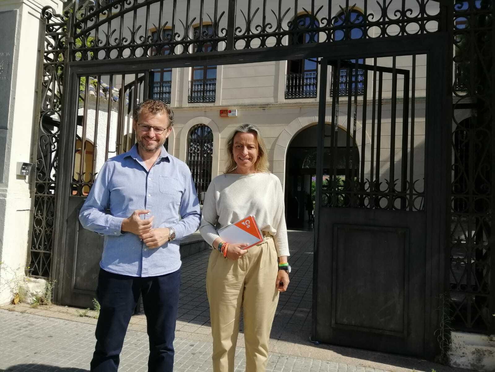 David Dorado e Isabel Albás en la entrada de la Gerencia de Urbanismo