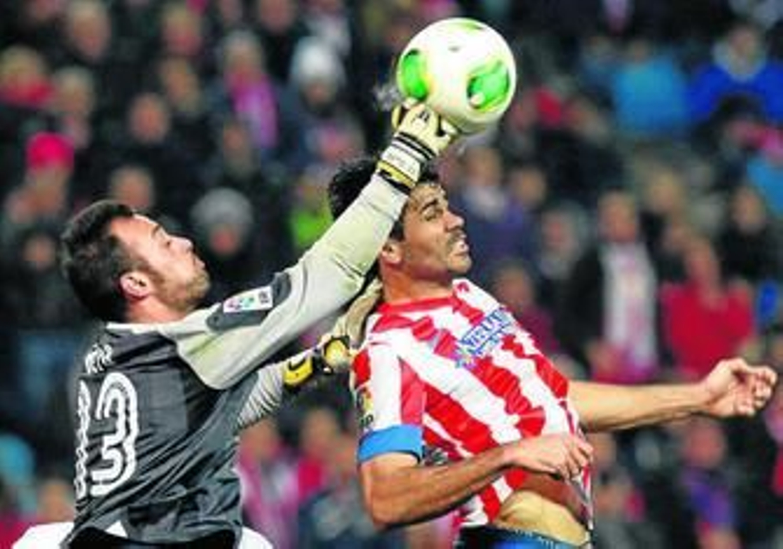 Beto depeja con fuerza y determinación la pelota ante Diego Costa, en un córner botado por el Atlético en el minuto 92.