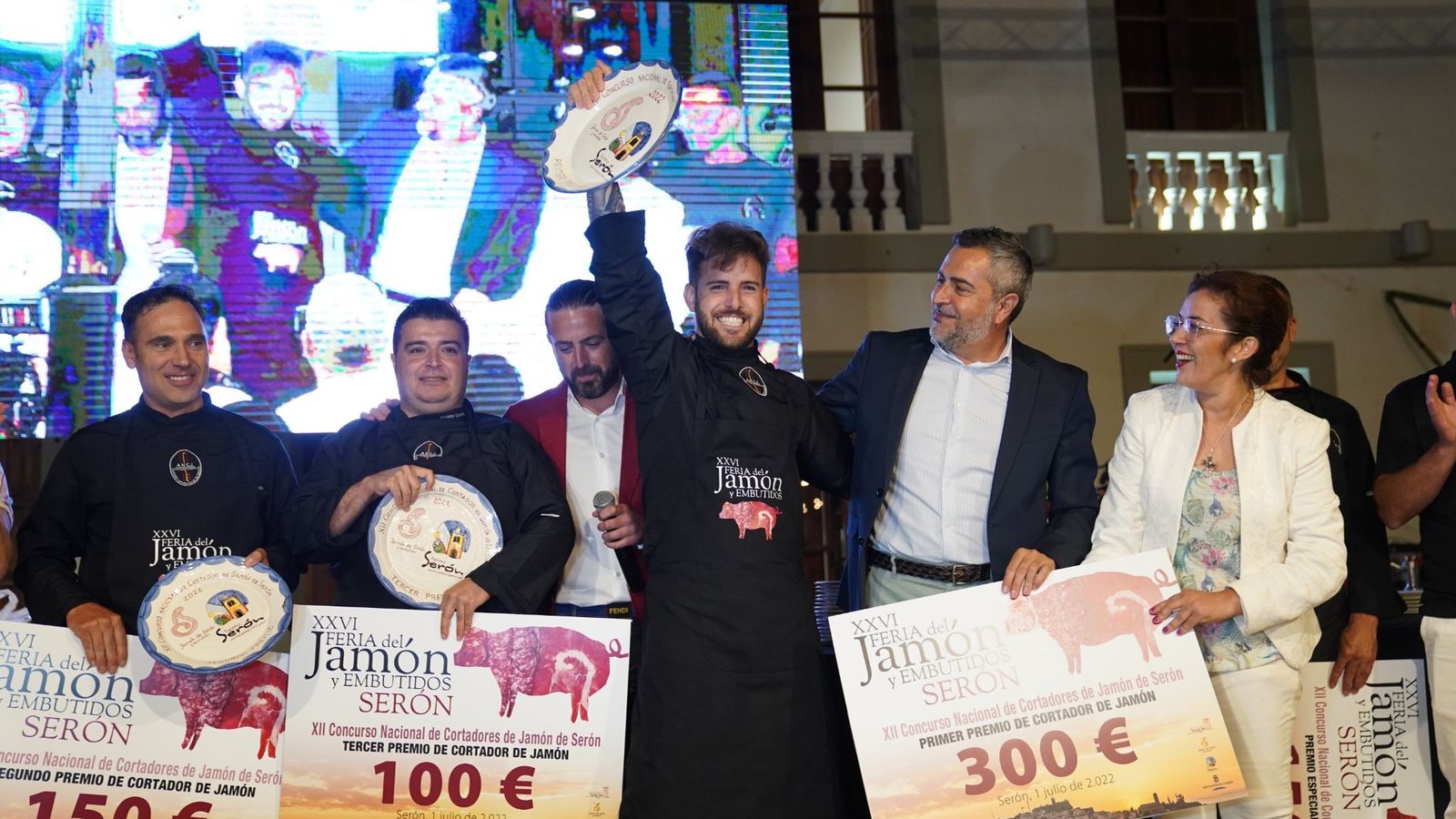 Juan Antonio Lorenzo, alcalde de Serón, junto a los vencedores del concurso.
