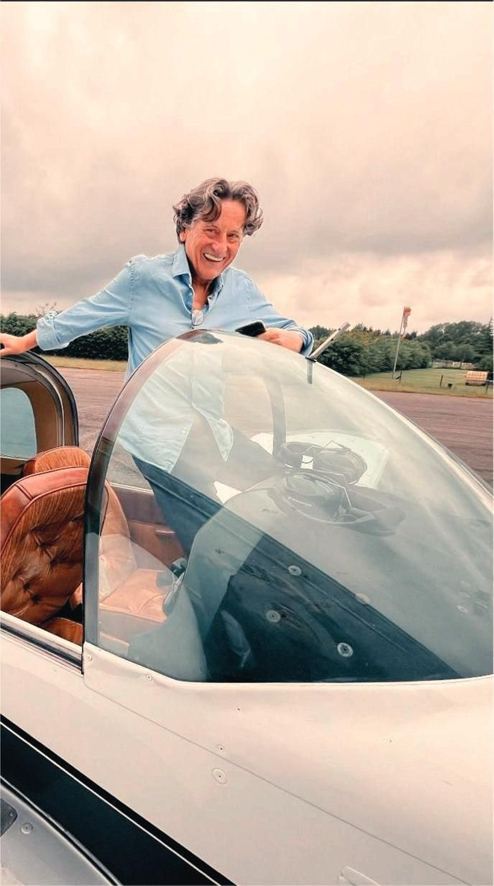 Eugenio Rodríguez Casado, posando sobre una aeronave.