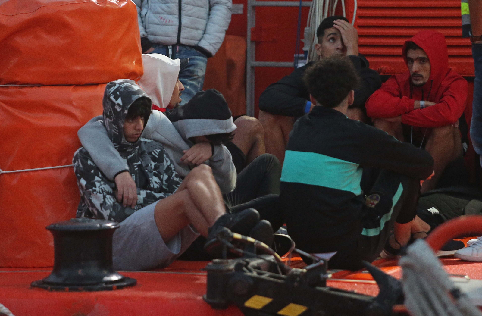 Imágenes de los 10 migrantes rescatados por Salvamento Marítimo en Algeciras