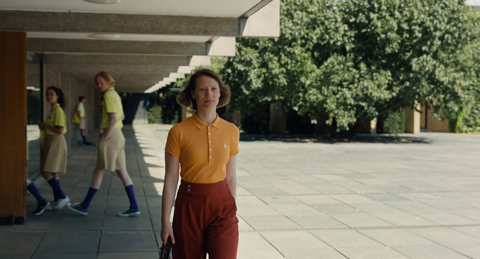 Mia Wasikowska por debajo de su registro habitual.