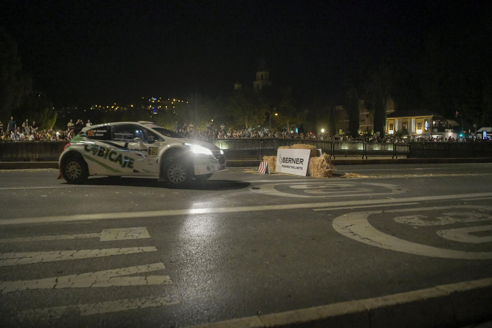 Ruedas 'quemadas' y mucho asfalto en la exhibición del Rally Ciudad de Granada: las imágenes