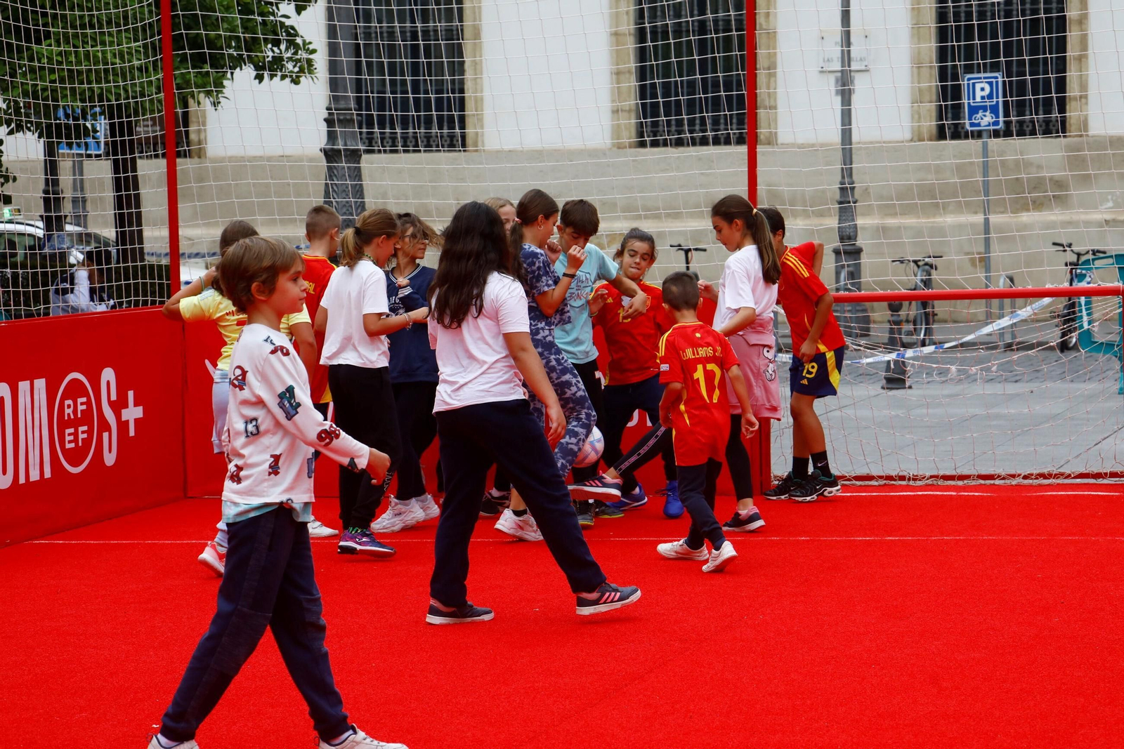 Los colegios de Córdoba disfrutan de la Fan Zone de la selección española, en imágenes
