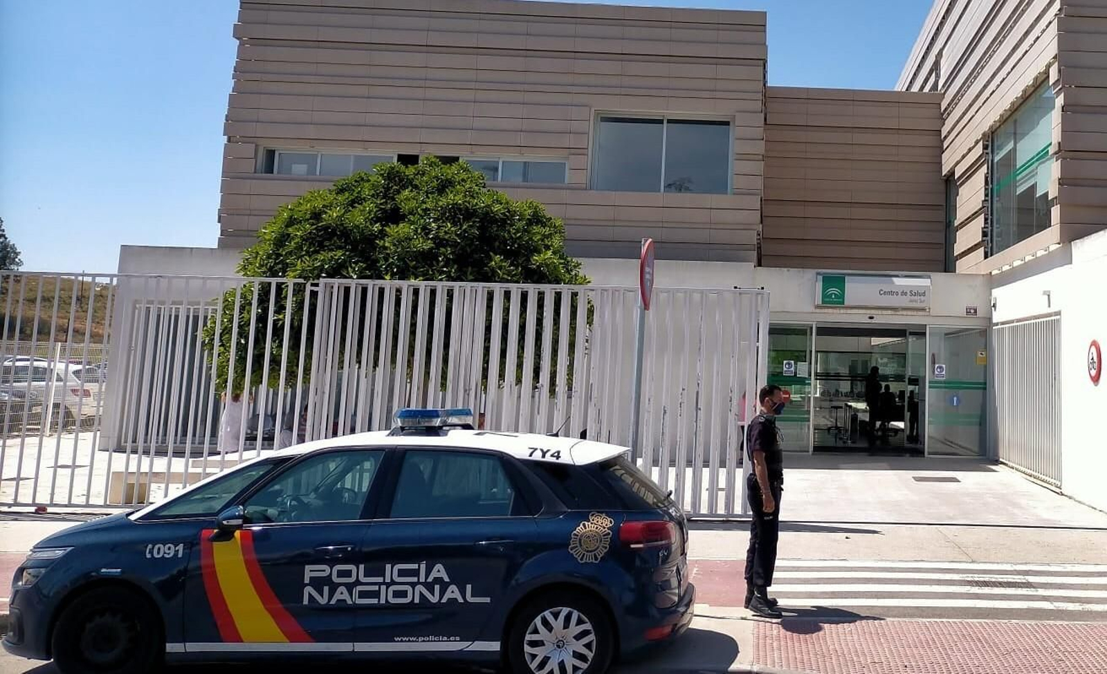 Un coche de Policía Nacional, en la puerta de un centro de salud de la ciudad.