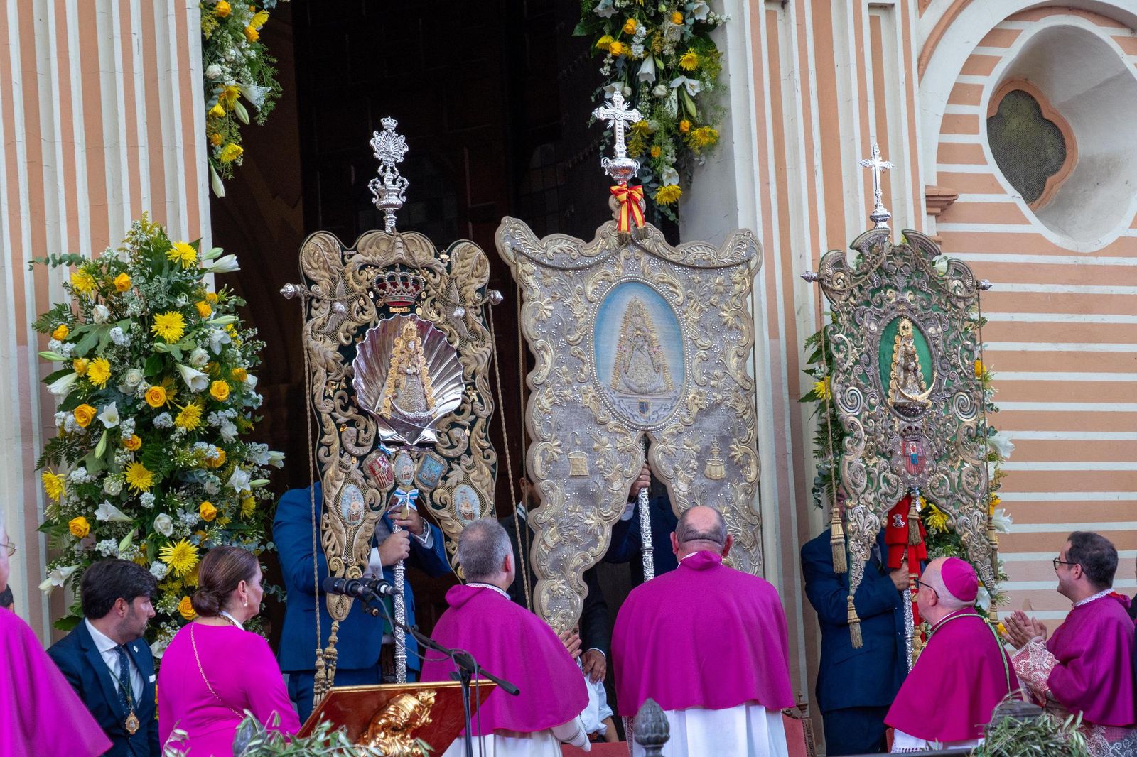 Imágenes del Rosario Jubilar rociero celebrado por las 25 hermandades filiales de la Matriz de Almonte en La Merced