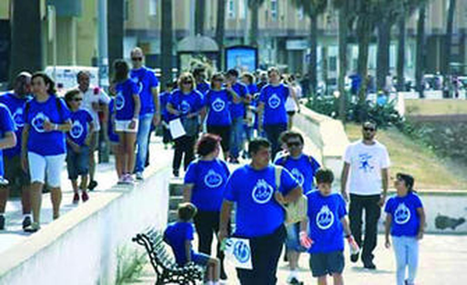 Algunos de los participantes en la marcha solidaria de Cádiz.