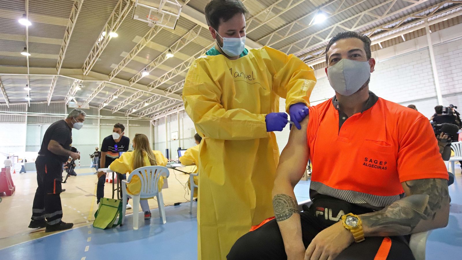 Un estibador se vacuna contra el coronavirus, este viernes en Algeciras.