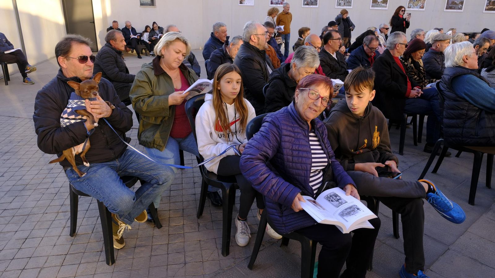 Personas de todas las edades se dieron cita en el Centro Social.