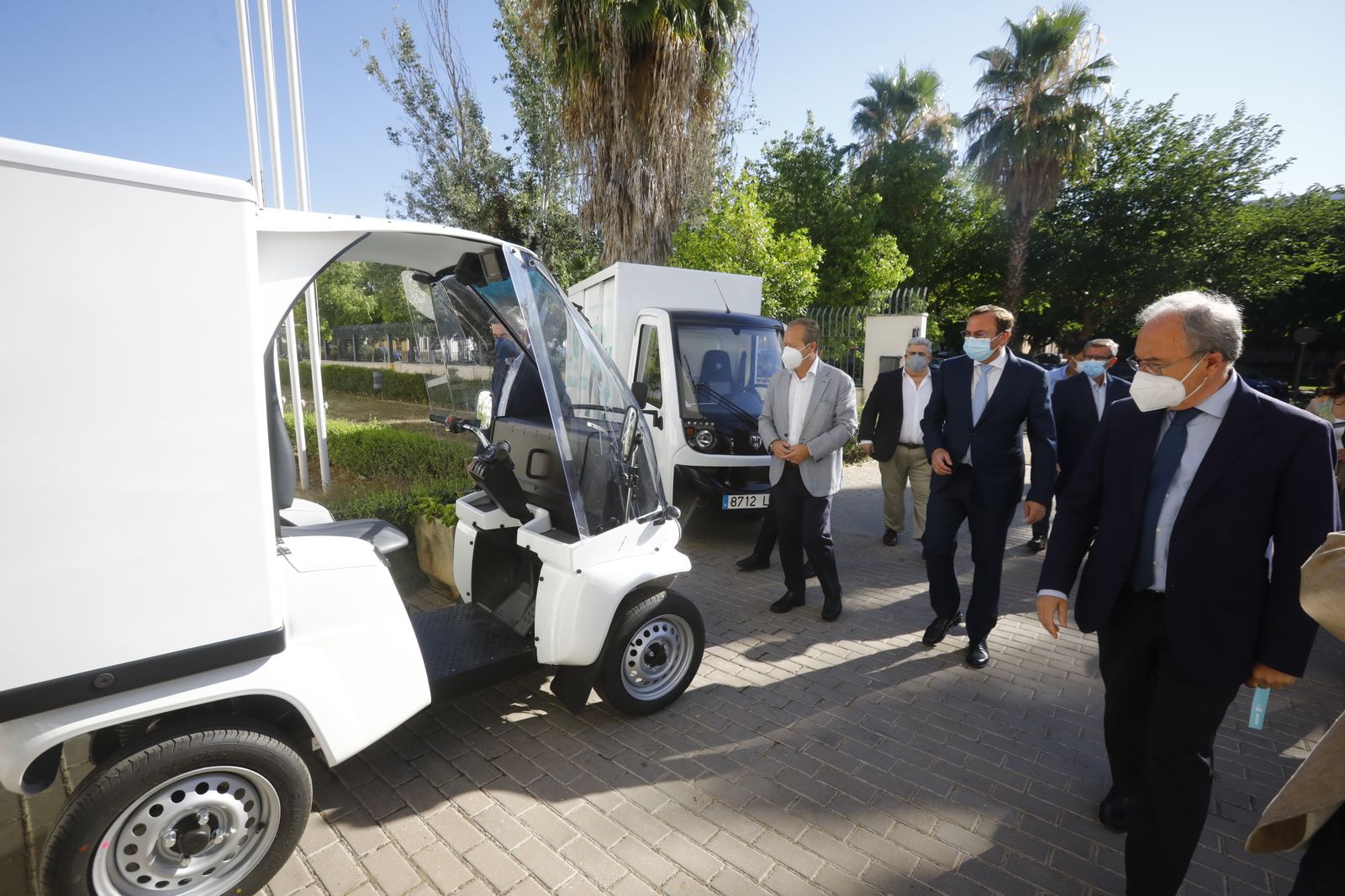 Varios vehículos sostenibles a la entrada de la sede del CECO de Córdoba.