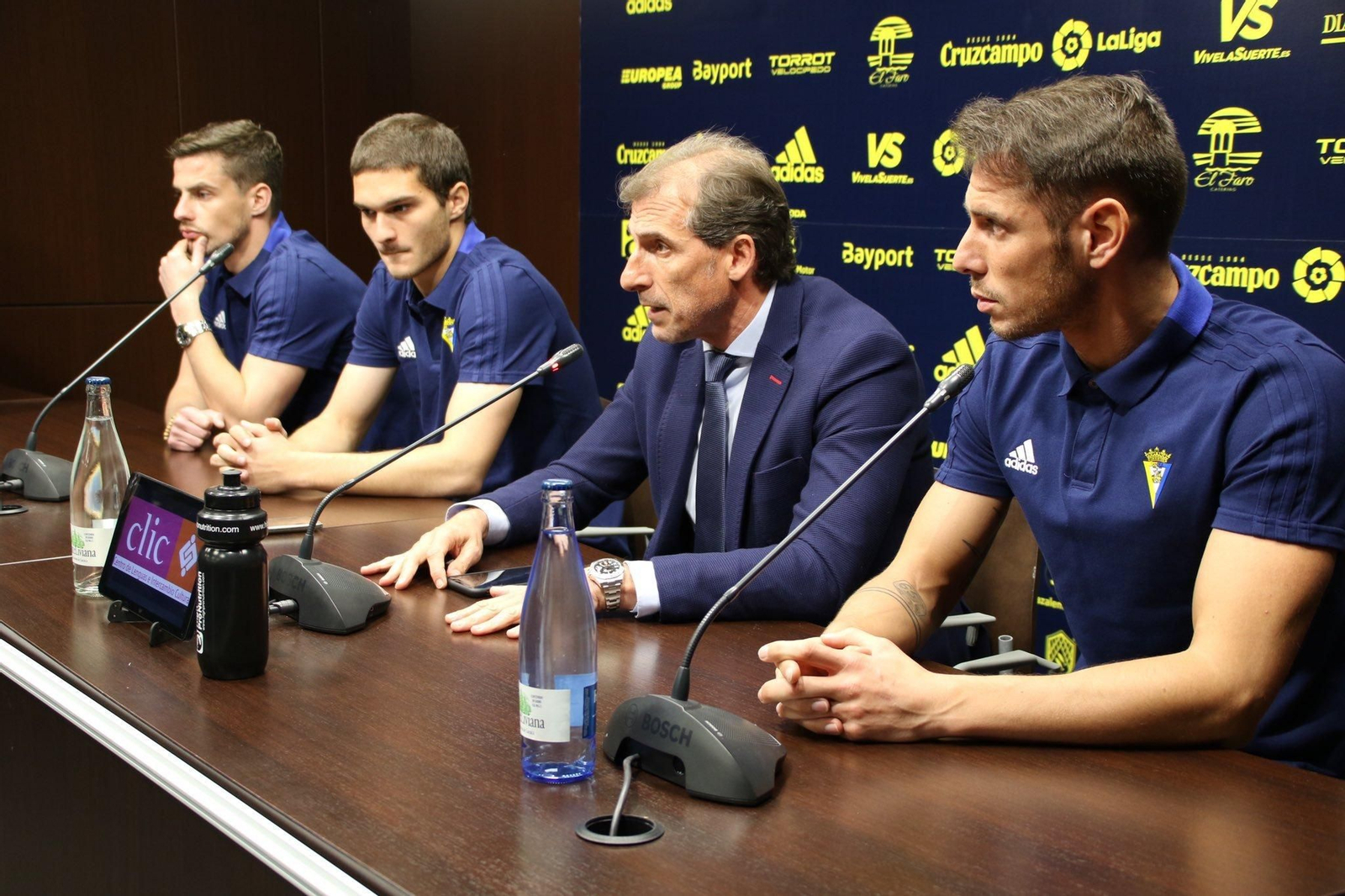 Un momento de la rueda de prensa de las tres nuevas incorporaciones en el Carranza.