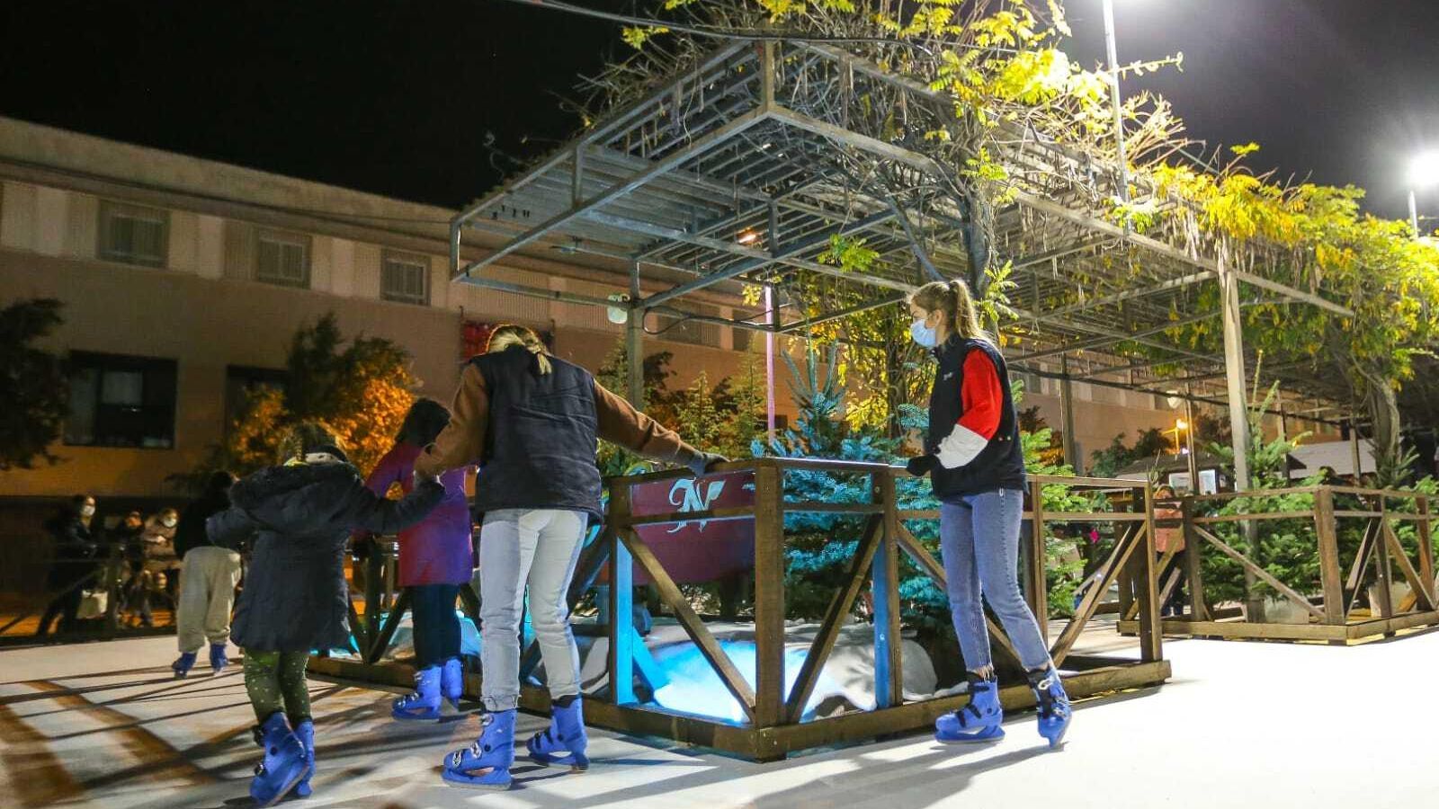La pista de patinaje de la Plaza de las Bodegas también ha abierto este viernes al público.