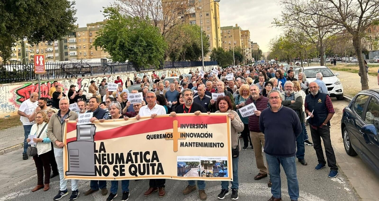La manifestación, a su paso por una de las arterias principales de Pino Montano.