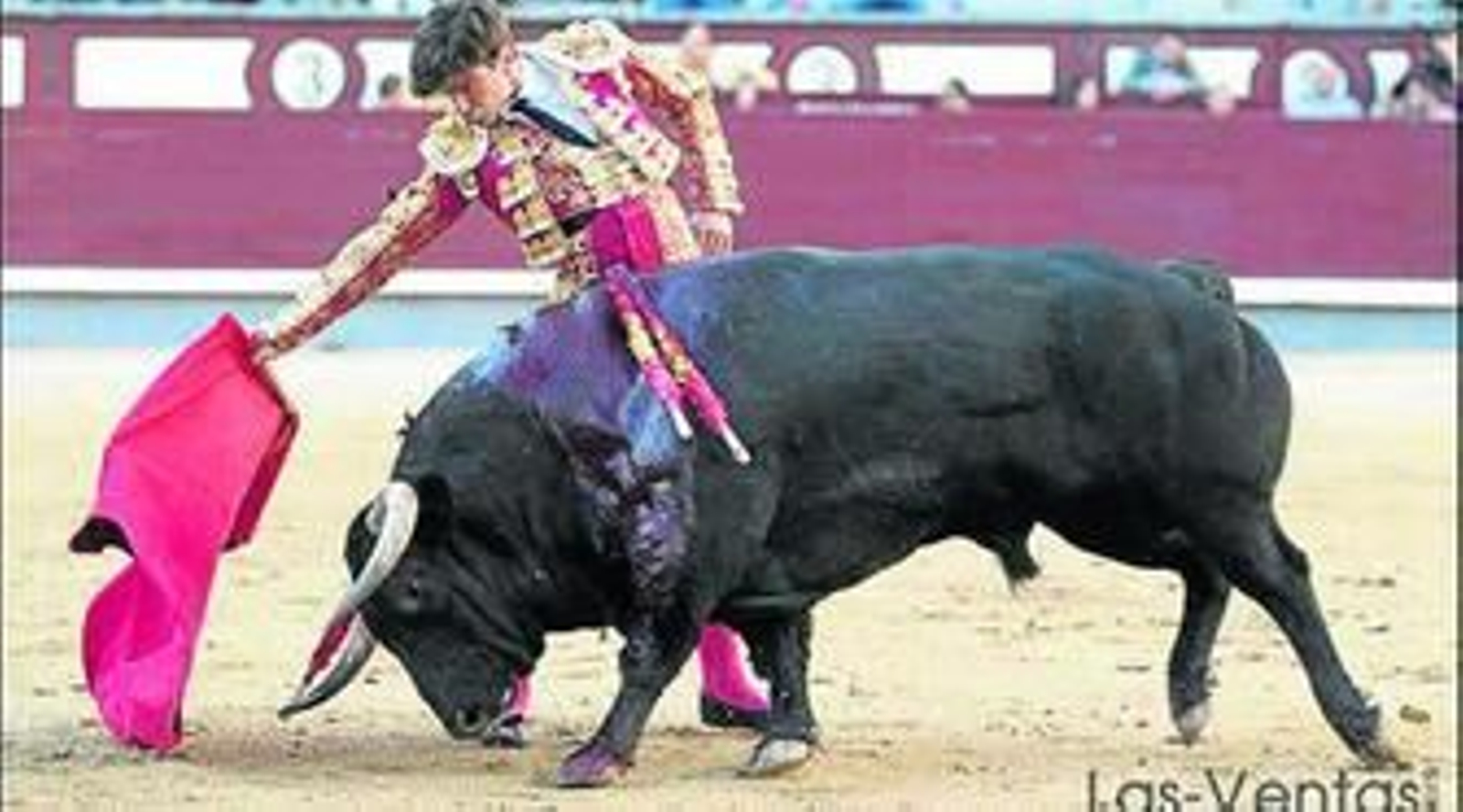 El salmantino Eduardo Gallo, en un muletazo al segundo toro.