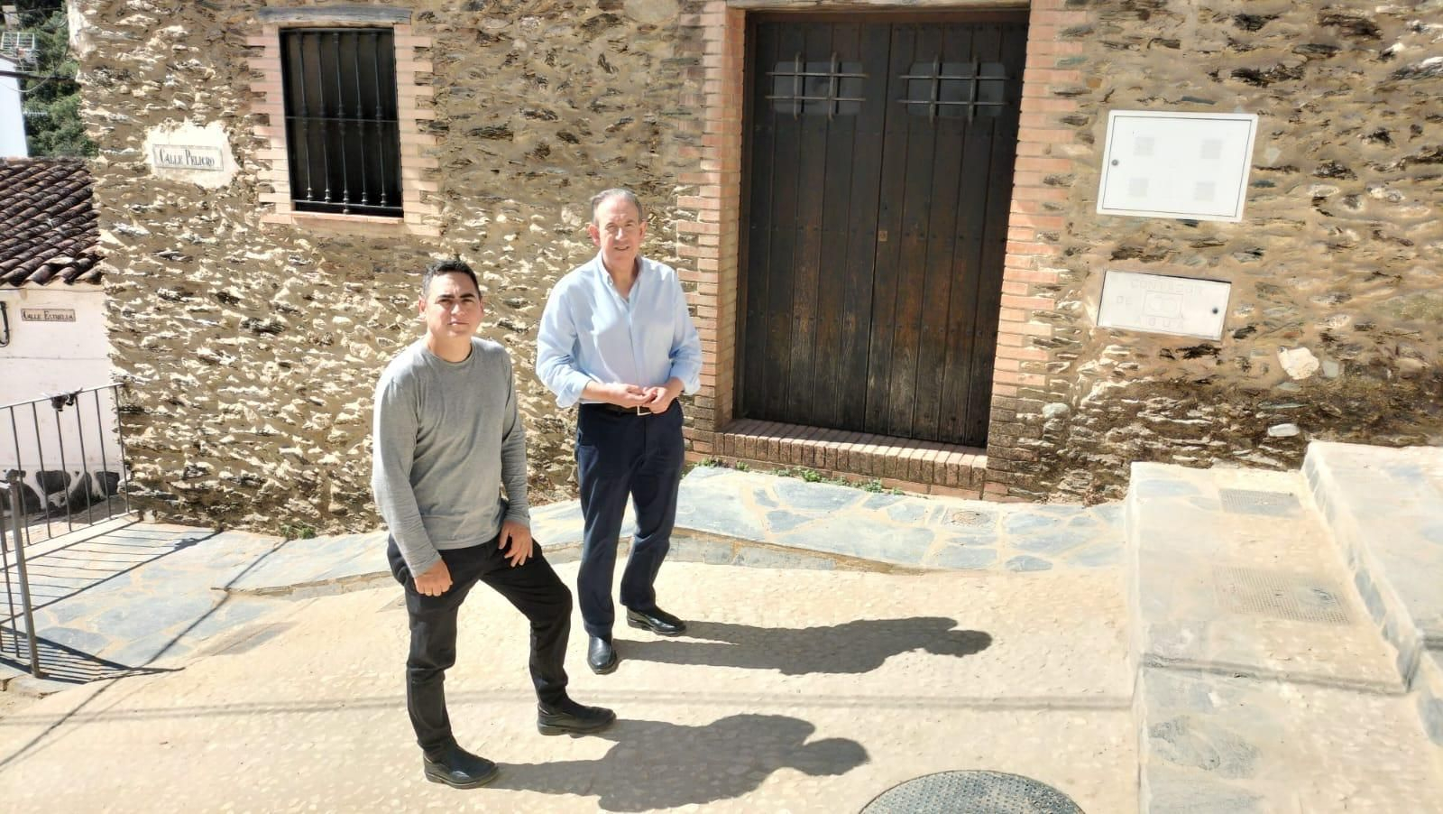 El alcalde Manuel Guerra en la calle Peligros.