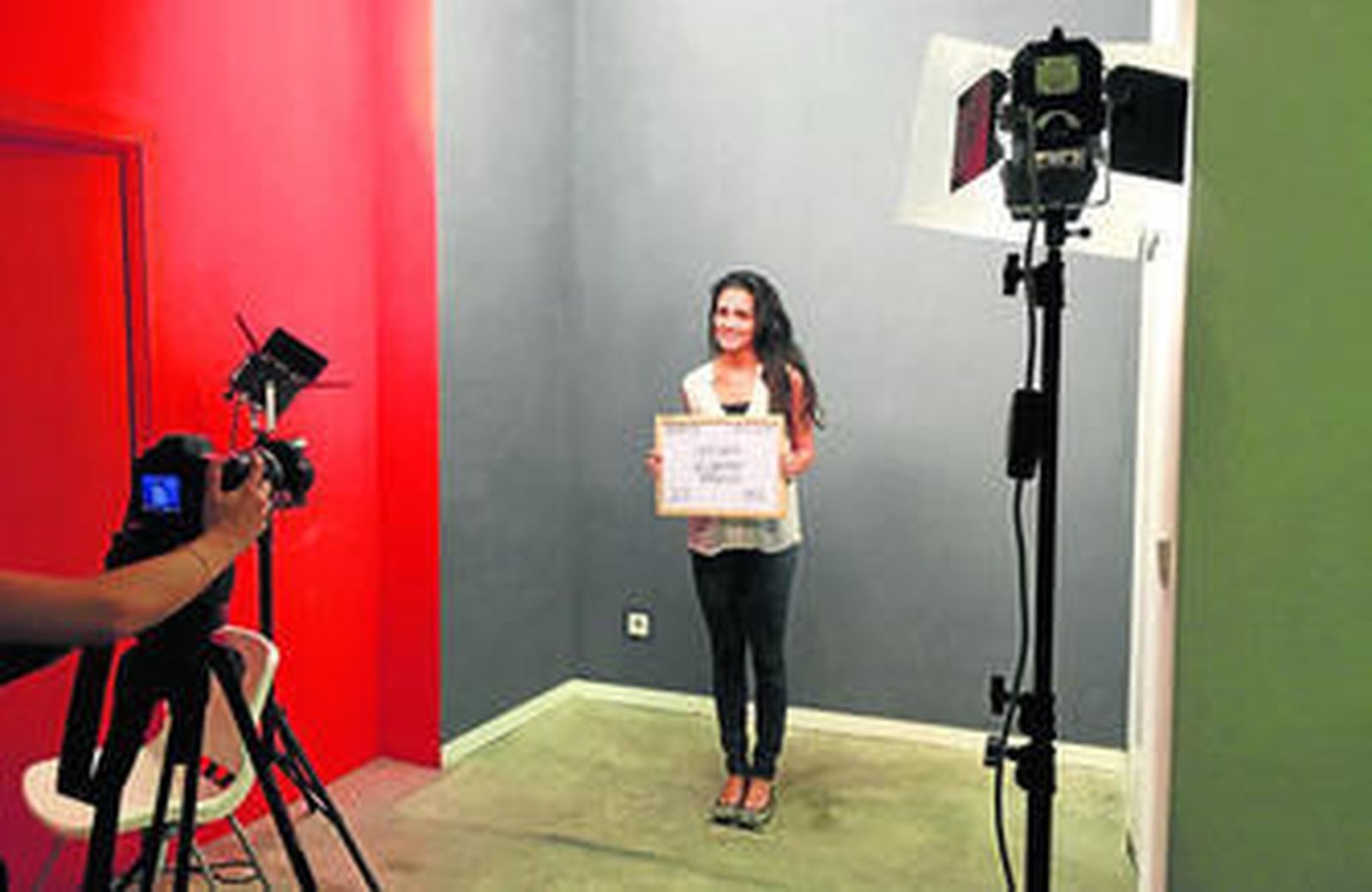 1. Una de las participantes en uno de los 'castings' de la productora. 2. Figurantes esperan su turno en una de las pruebas de selección de Son de Casting.