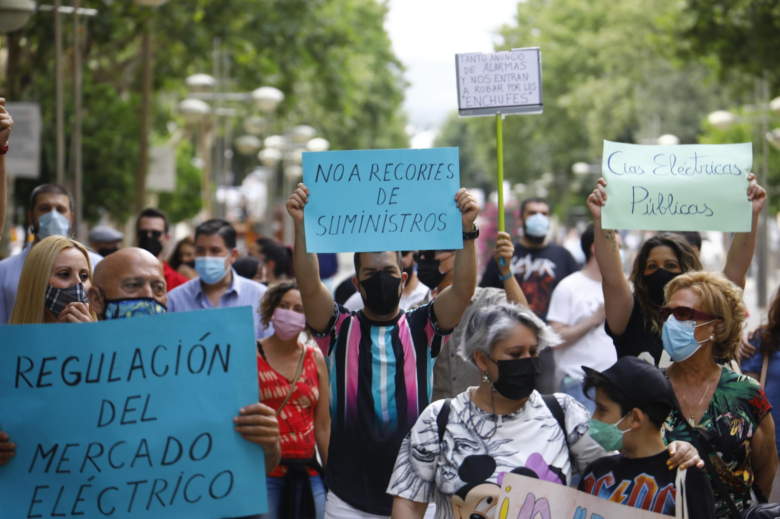 Varios manifestantes en Gran Capitán.